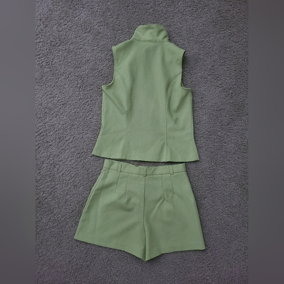 A. Byer Light Green sleevess zip up Vest and Shorts Set. - Picture 6 of 6
